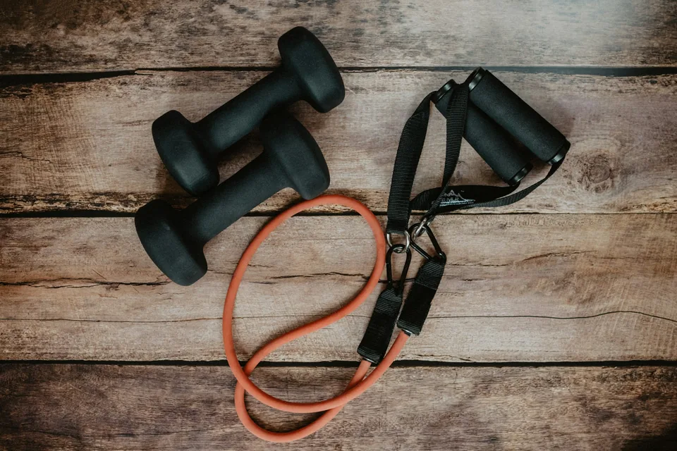 Halter and elastic resistance